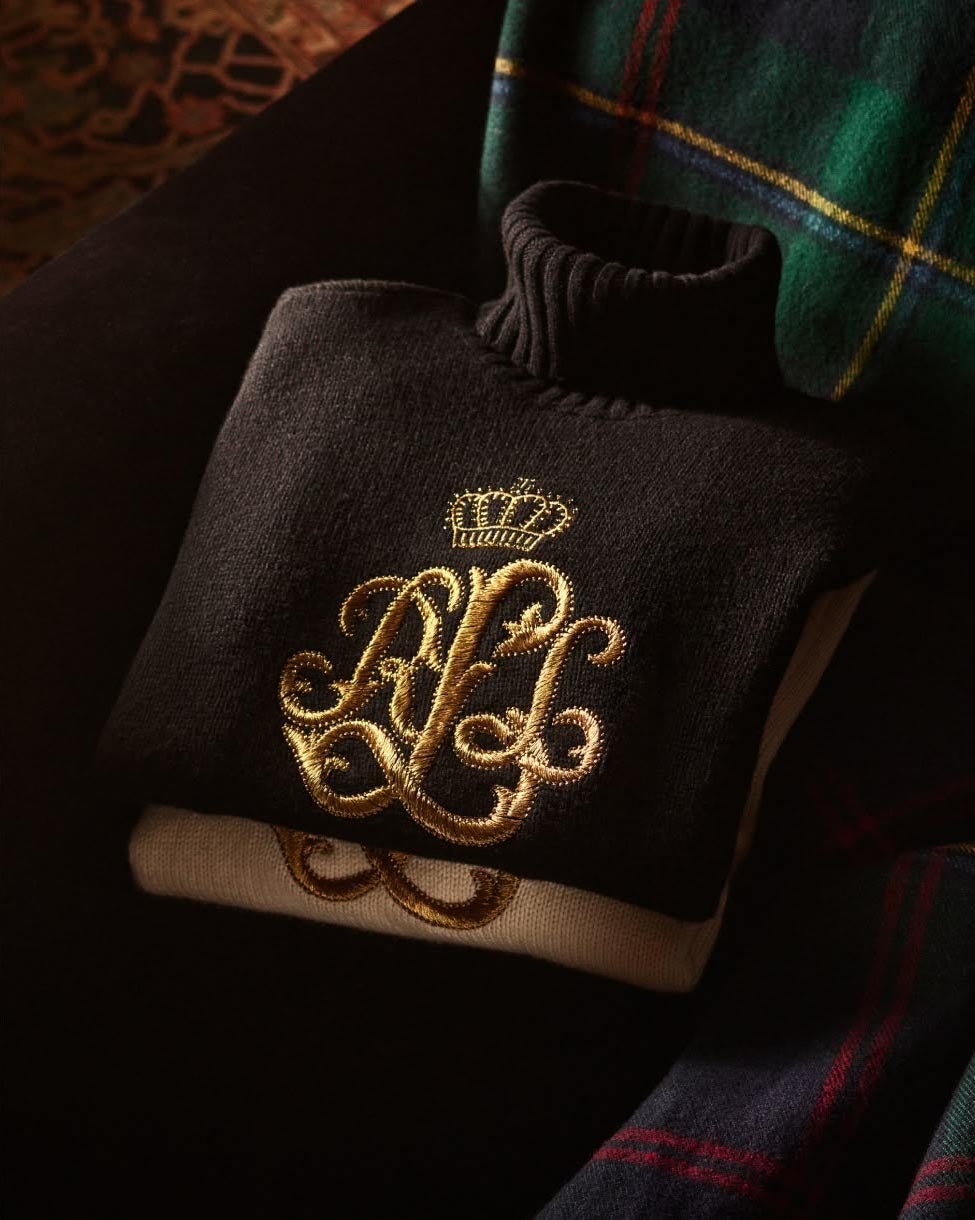 Rollkragenpullover mit gesticktem Logo