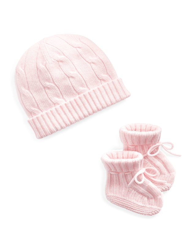 Mütze und Babyschuhe mit Zopfmuster