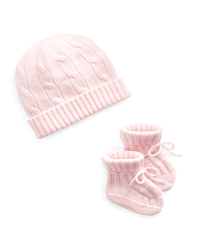 Mütze und Babyschuhe mit Zopfmuster