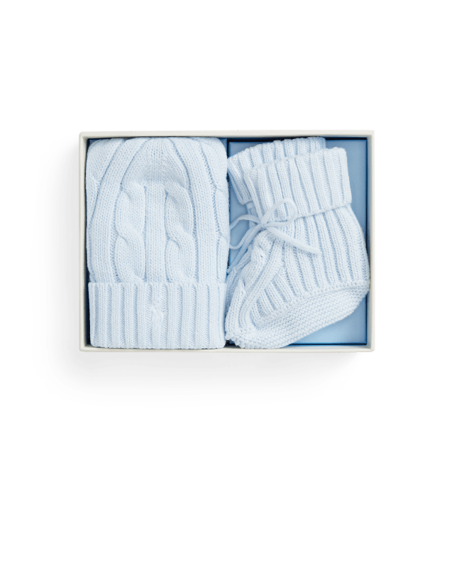 Mütze und Babyschuhe mit Zopfmuster