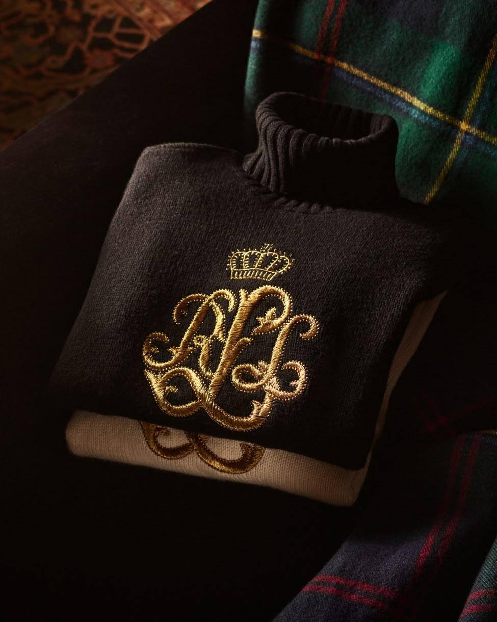 Rollkragenpullover mit gesticktem Logo