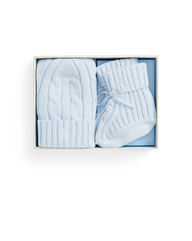 Mütze und Babyschuhe mit Zopfmuster