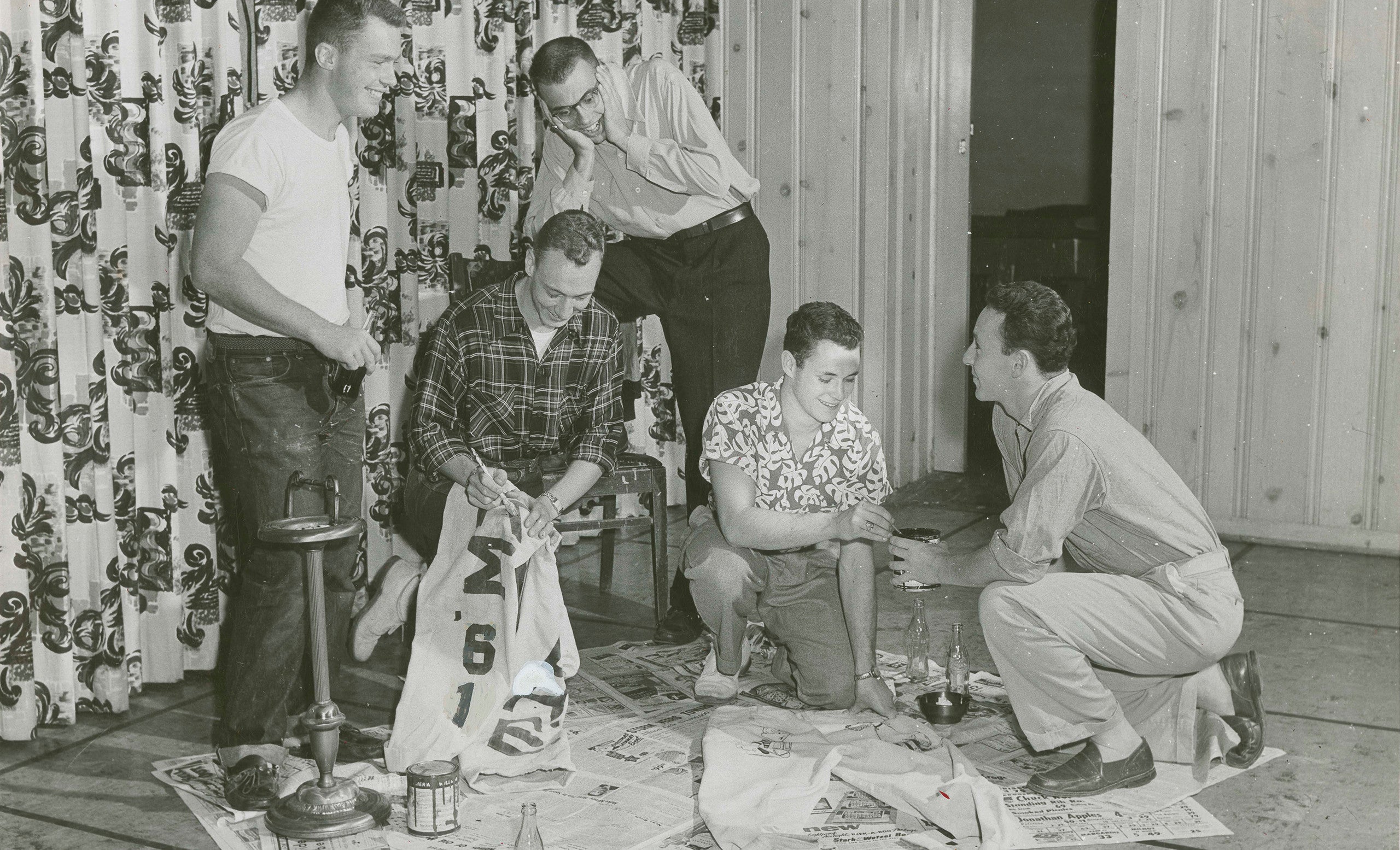 Mitglieder des 1961er-Jahrgangs arbeiten an ihren Kordhosen