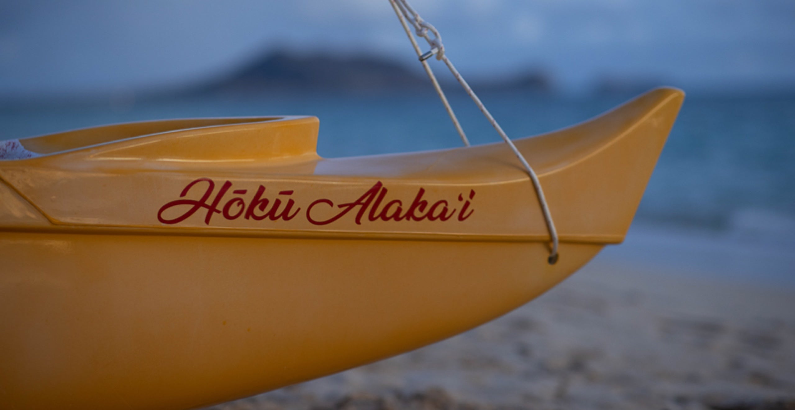 Die Namen von Hopena Pokipalas Boot und dem ber&uuml;hmten Kanu Hōkūleʻa enthalten beide das hawaiianische Wort &bdquo;hōkū&ldquo;, das &bdquo;Stern&ldquo; bedeutet und auf die jahrhundertelange Praxis der Navigation nach den Sternen hinweist, die der polynesischen Seefahrttradition zugrunde lag.