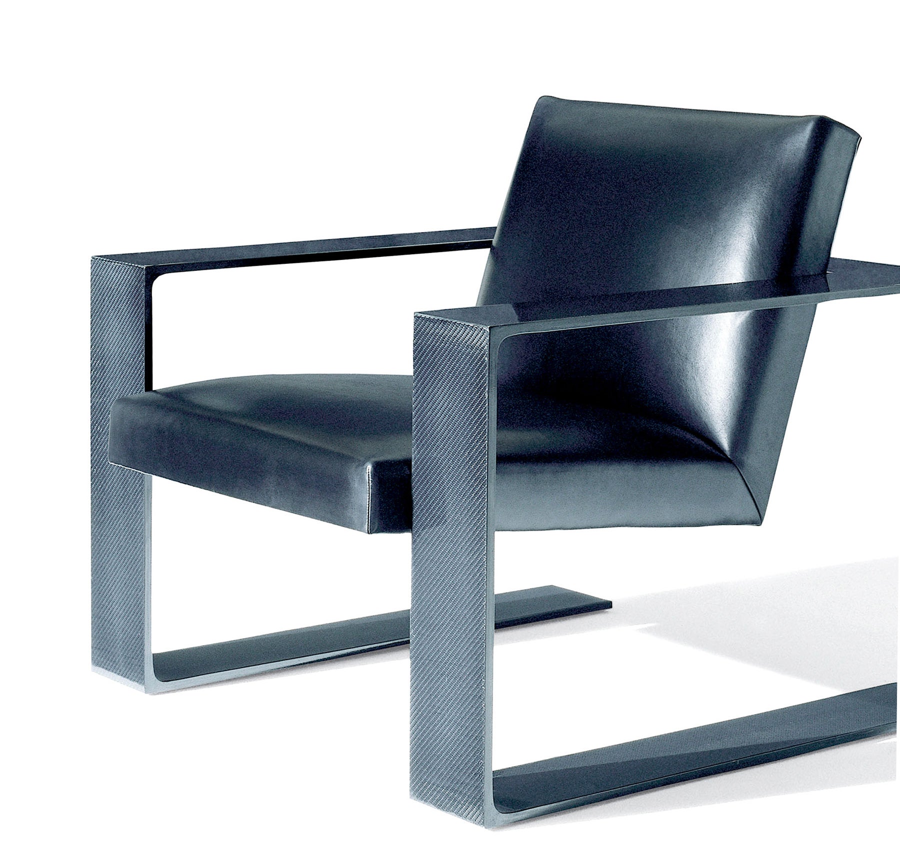  Der elegante RL-CF1 Lounge Chair ist aus dem gleichen Hightechmaterial gefertigt wie Formel-1-Rennautos und besticht durch seine 54 Schichten von Hand aufgelegten Carbonfasergeweben