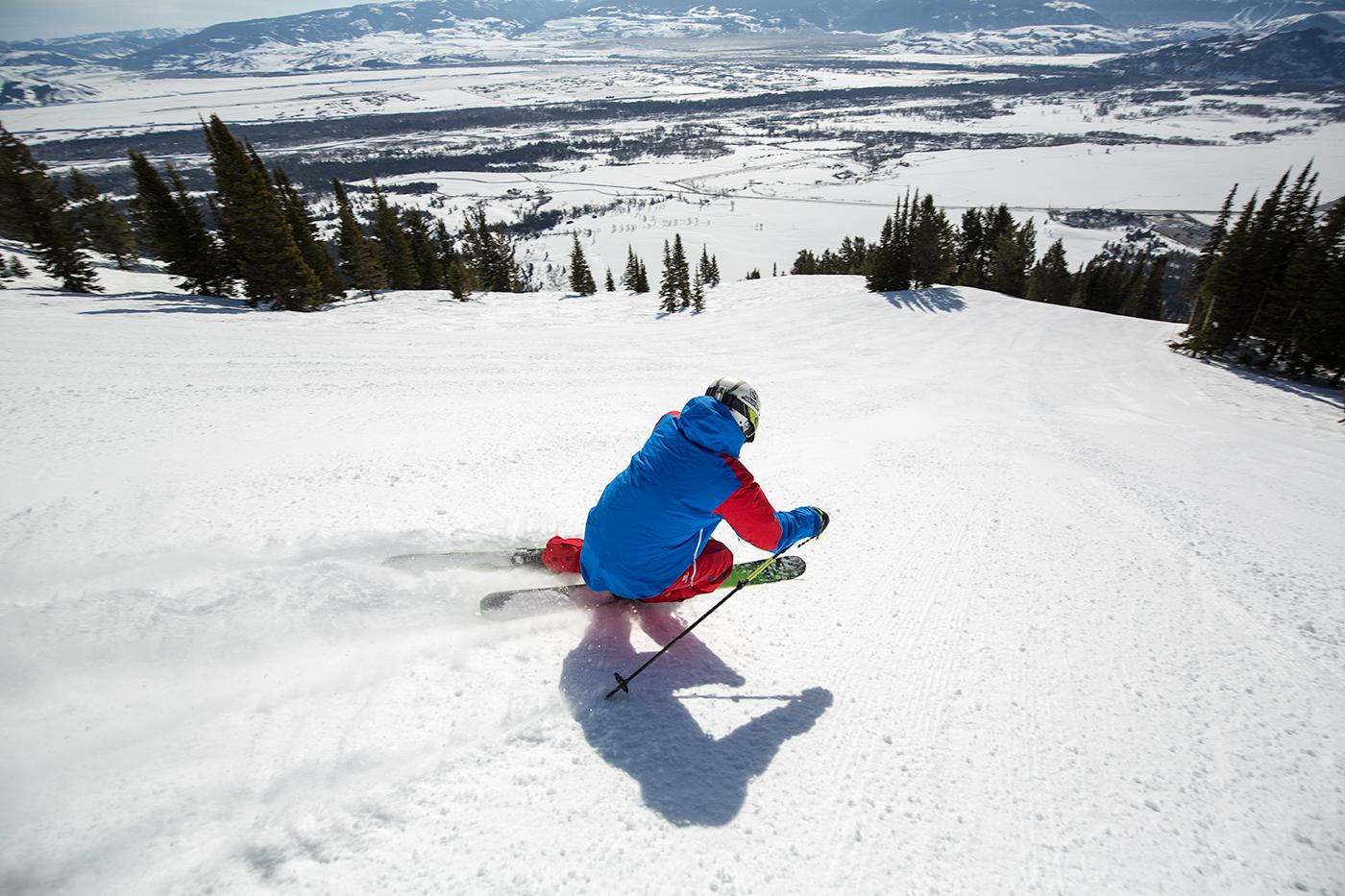                             Der lokale Skifahrer Tigger Knecht testet das neu eröffnete Terrain, indem er die steile, einen Höhenunterschied von 915 m überwindende Piste Kemmerer Run mit voller Geschwindigkeit hinuntersaust