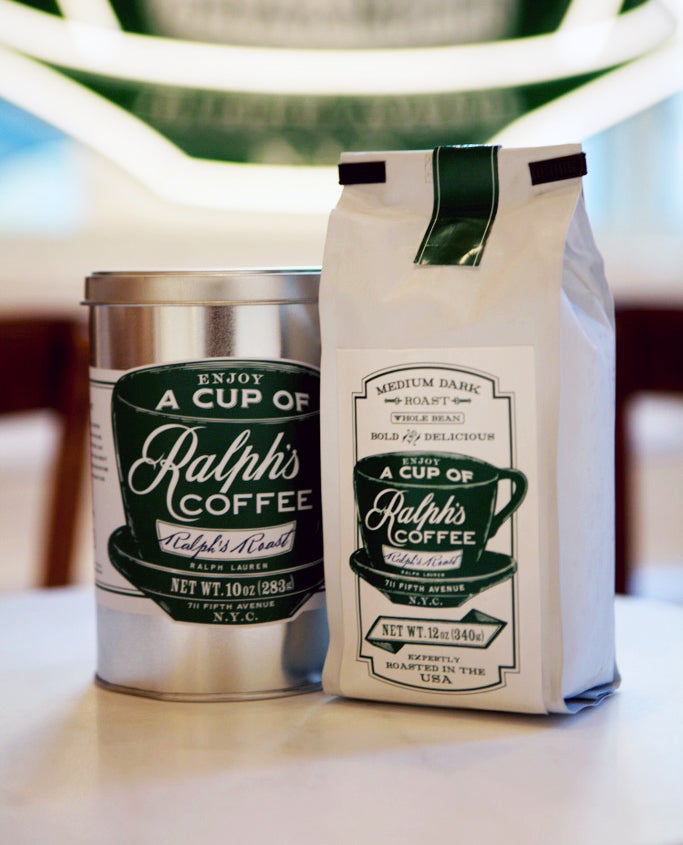                             Die Kaffee- und Espressomischungen sowie eine Reihe von Markenzubehör gibt es auch zu kaufen, sodass sich Besucher ein Stück von Ralph's Coffee mit nach Hause nehmen können