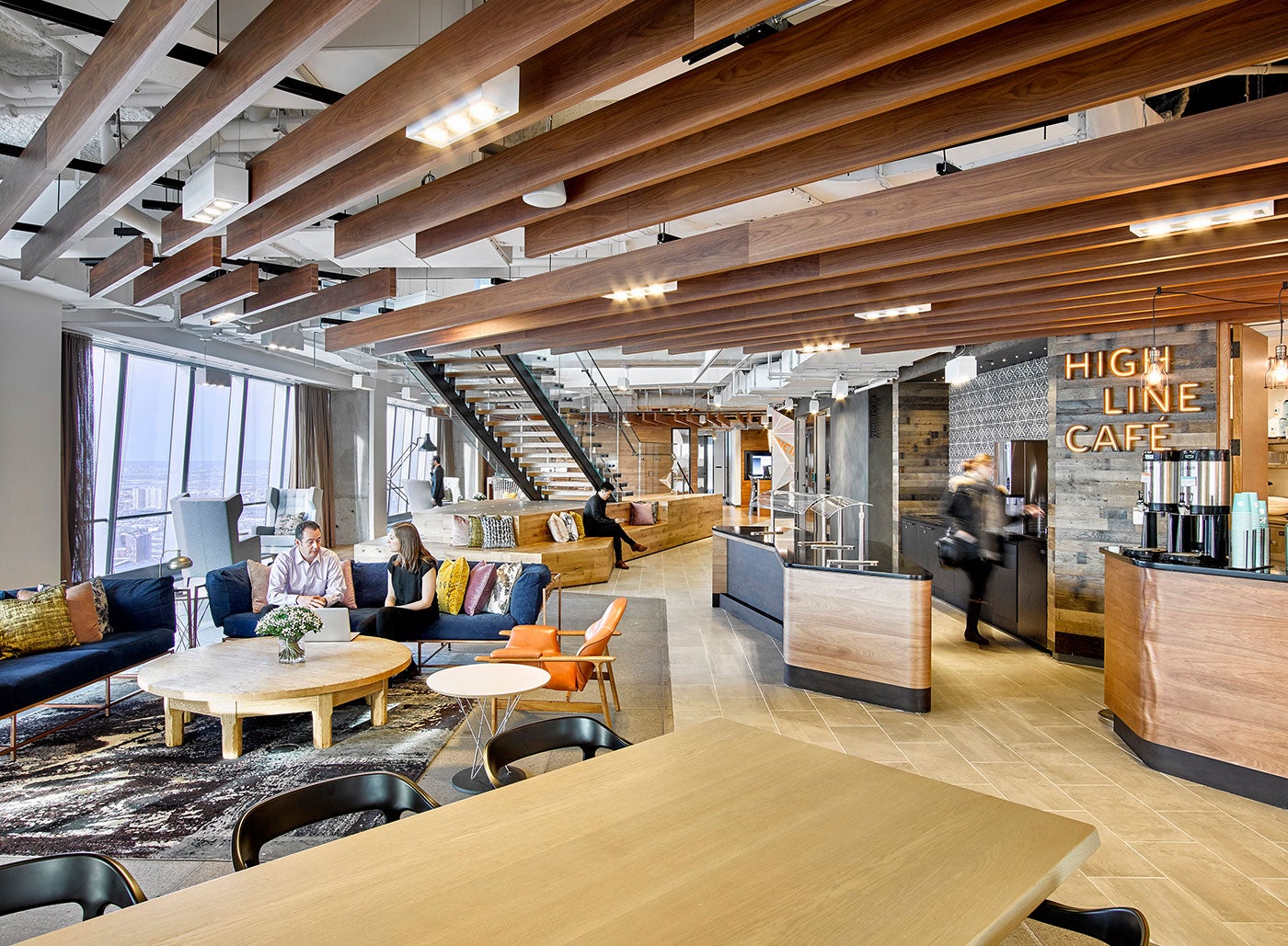 <strong>THE BOSTON CONSULTING GROUP: NEW YORK CITY |</strong> <span lang="DE">Die Räumlichkeiten in Hudson Yards wurden entwickelt, um die Interaktion der Mitarbeiter zu fördern und bestechen durch Sitzgelegenheiten und Möbel von Trenddesignern wie Stephen Kenn</span>