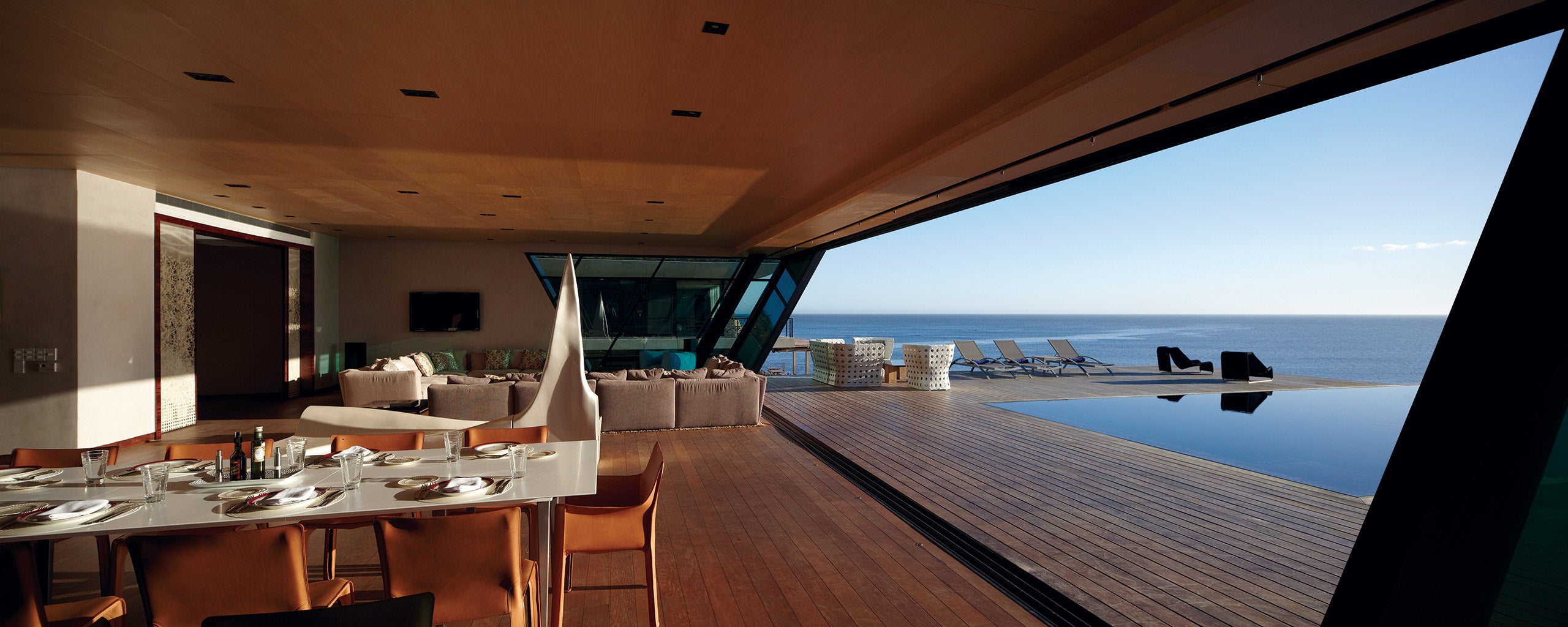                             Auch wenn José Ignacio ein ruhiges Fischerdorf ist, gibt es hier auch hohe Designkunst, wie im Playa Vik mit einem Zentralgebäude mit gut ausgestatteter Bibliothek und Werken von Künstlern wie James Turrell sowie einem 22,9 Meter langem, freitragendem Granit-Swimmingpool
