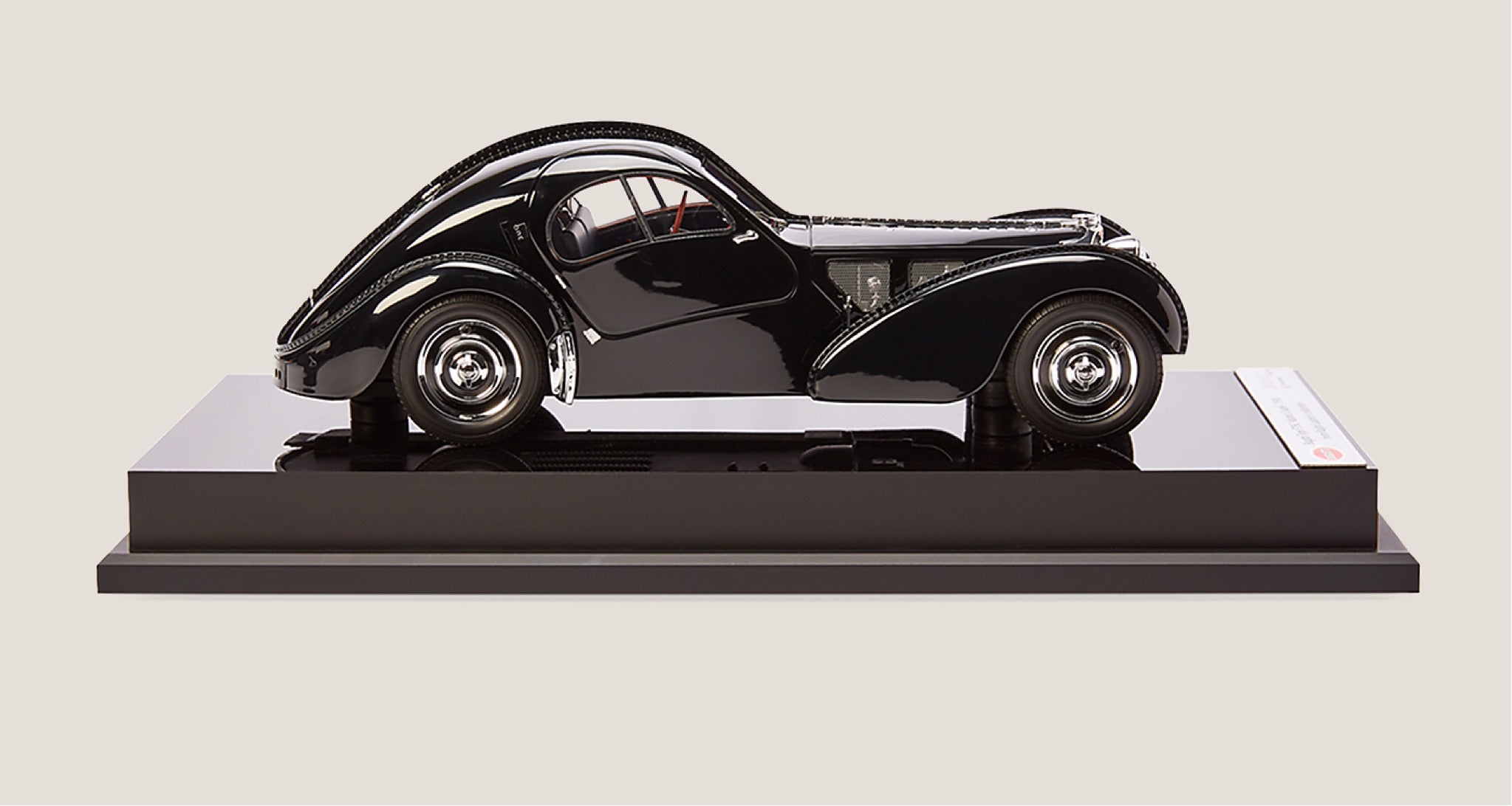 <span>Das Lenkrad des Bugatti Type 57SC Atlantic Coup&eacute;, Bauj. 1938, ist aus echtem Holz gefertigt und mit einer feinen Maserung bedruckt </span><br/><a href="https://www.ralphlauren.com/home-decor-decorative-accessories/bugatti-57sc-atlantic-coupe/453609.html?dwvar453609_colorname=Black" target="_blank" class="rlc-linecta rlc-lineplay"><span>SHOP NOW</span></a>
