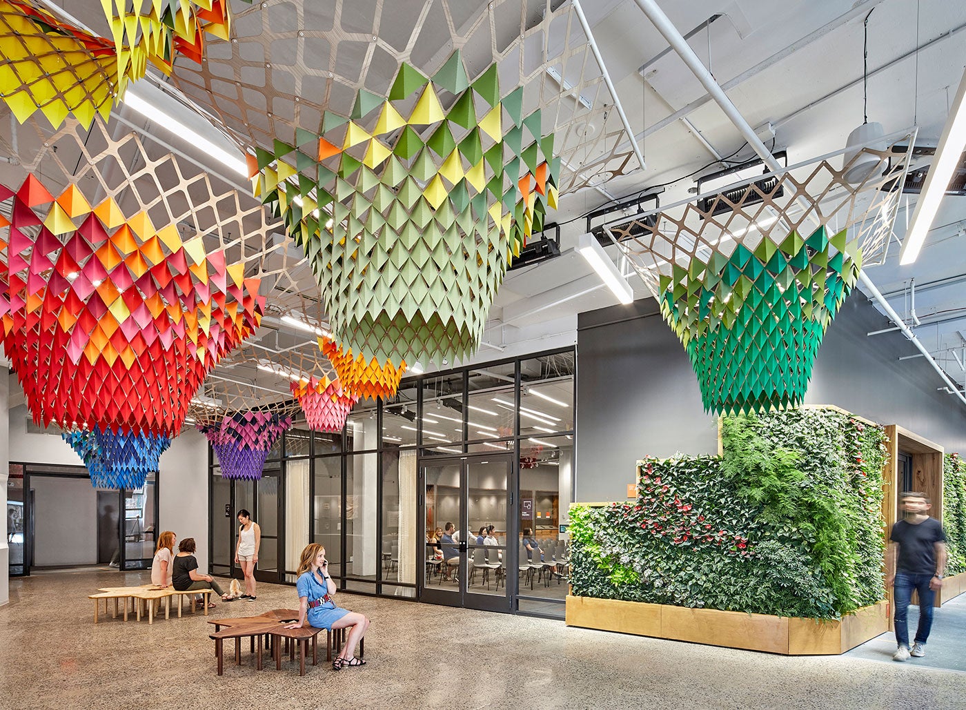 <strong>ETSY: BROOKLYN |</strong> <span lang="DE">Die Hälfte der Einrichtungsgegenstände der knapp 20.000 m² großen Bürofläche von Etsy stammen von ortsansässigen Designern</span>