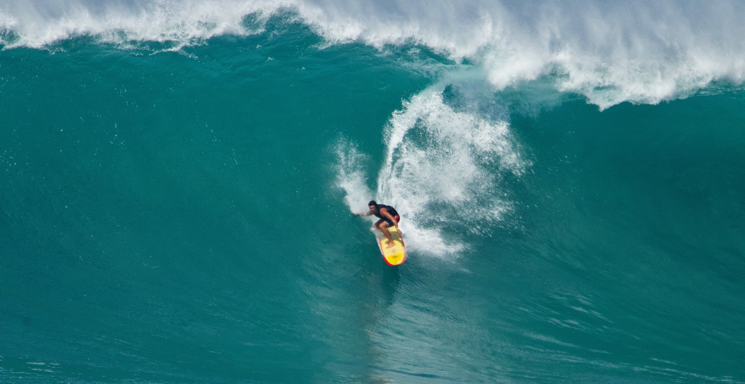 Hopena Pokipala ist nicht nur ein geschickter Kanufahrer &ndash; dar&uuml;ber hinaus ist er ein herausragender Big-Wave-Surfer. Seiner Meinung nach &uuml;berlappen sich die ben&ouml;tigten F&auml;higkeiten. &bdquo;Der Respekt f&uuml;r das Wasser, auch unter Stress einen k&uuml;hlen Kopf zu behalten, den Ozean &bdquo;lesen&ldquo; zu k&ouml;nnen &ndash; diese Fertigkeiten sind f&uuml;r beides entscheidend.&ldquo; 