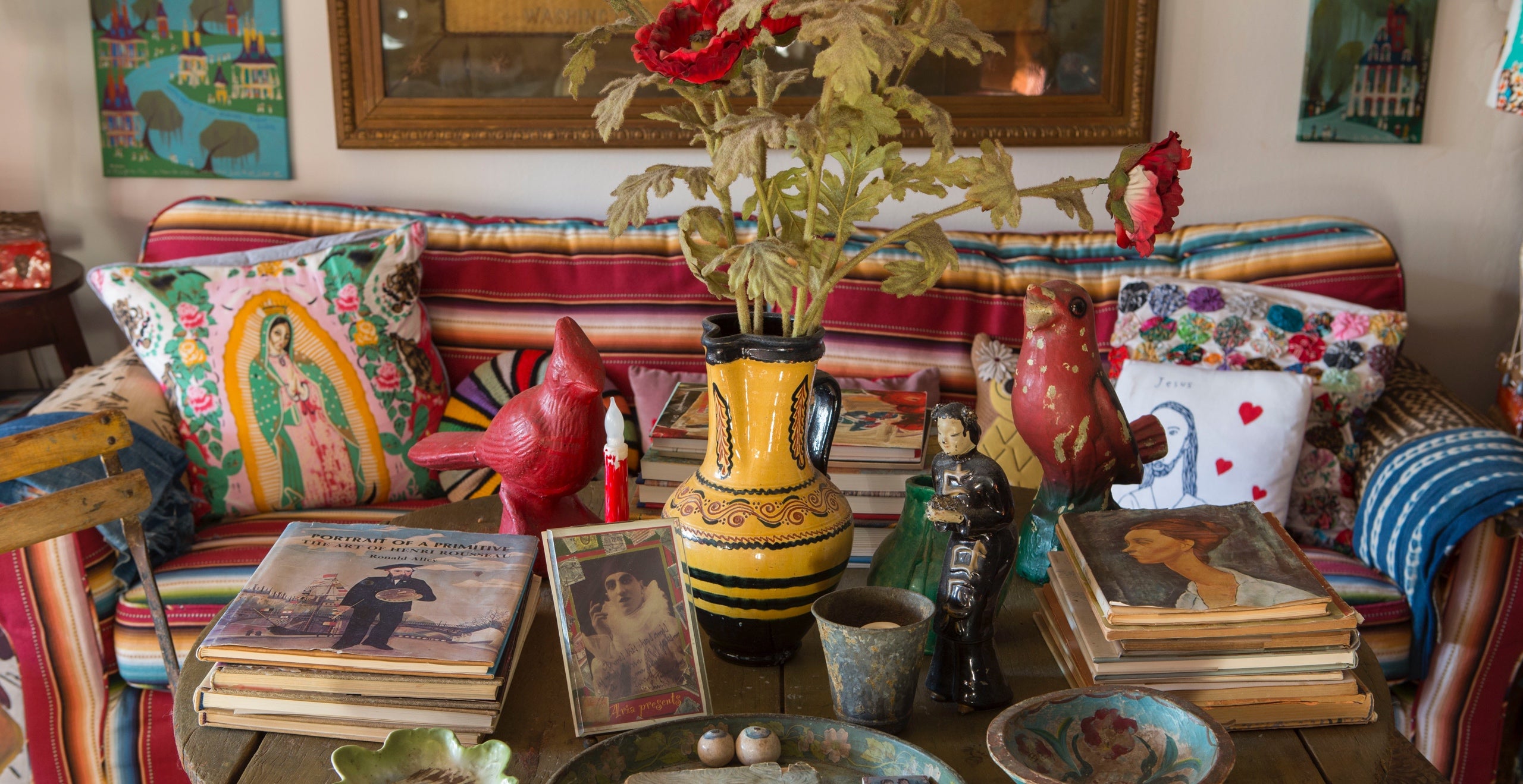 Eine interessante Ausstellung auf einem Tisch in der New Yorker Wohnung der Autorin mit Fundst&uuml;cken vom Flohmarkt, Souvenirs von Reisen und Geschenken von Freunden