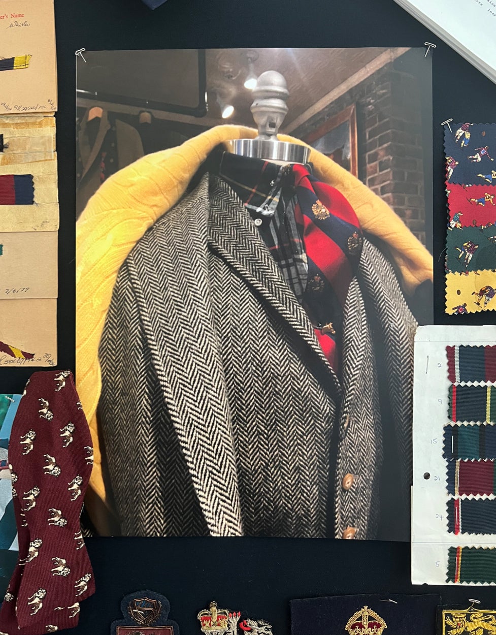 <strong>NADEL UND FADEN</strong><br/><span>Als Teil des Designprozesses l&auml;sst Mr. Lauren Moodboards mit Mustern, Fotos, Requisiten und Archivrecherchen erstellen</span>