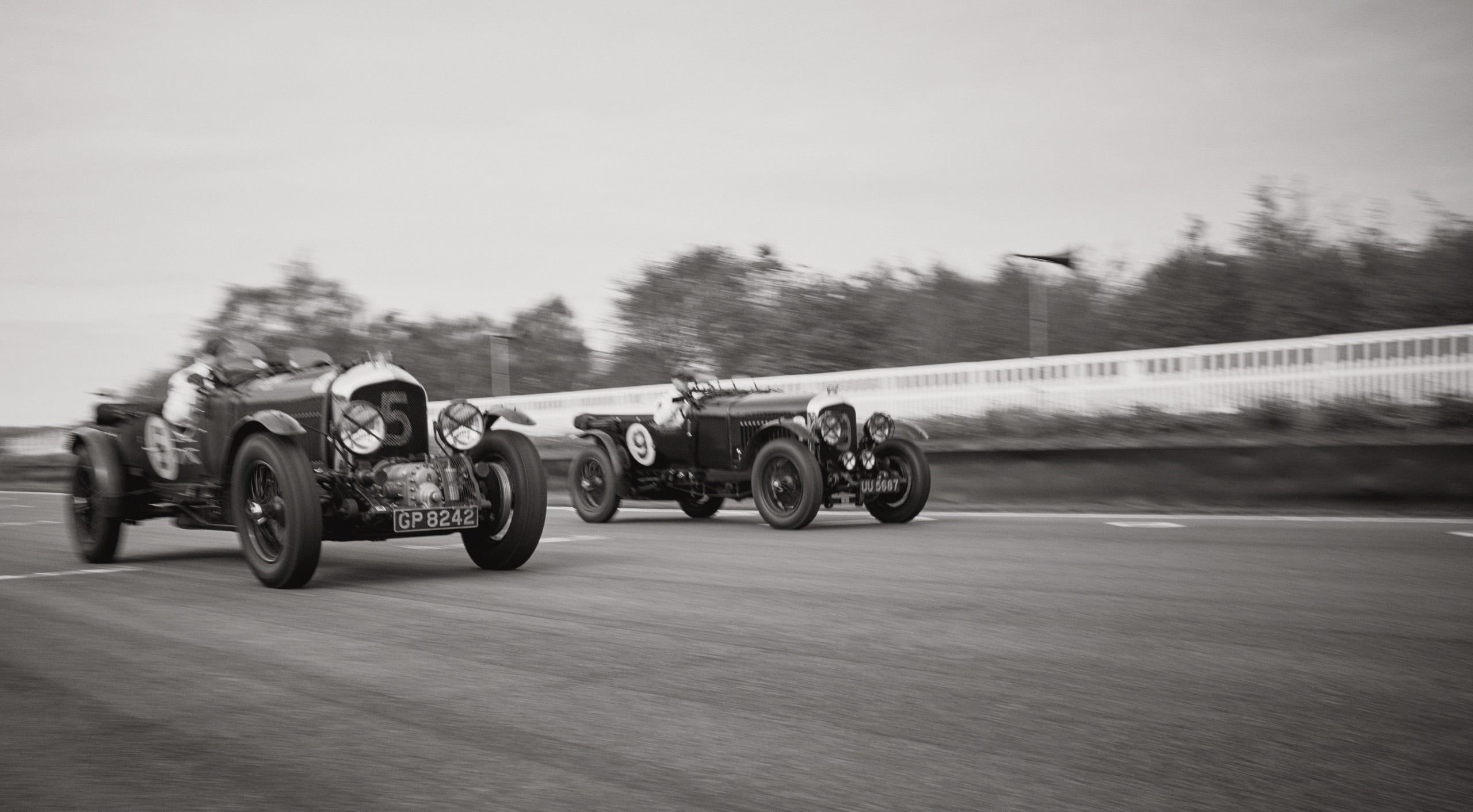 <strong>VOR ORT</strong><br/><span>Die von der goldenen &Auml;ra des Grand-Prix-Motorsports inspirierten Styles von Polo Originals f&uuml;r diese Saison wurden auf dem Goodwood Motor Circuit in West Sussex, der sich auf dem knapp 5,000 Hektar gro&szlig;en Goodwood-Anwesen befindet, fotografiert. Diese Rennstrecke ist f&uuml;r eine Reihe renommierter Motorsport-Events bekannt, wie das ber&uuml;hmte Festival of Speed and Revival. </span>  <br/><rlmag_link href="https://www.ralphlauren.de/de/search?cgid=brands-prl-tough-and-refined-cg"><button class="shop-collection">DIE KOLLEKTION ENTDECKEN</button></rlmag_link>