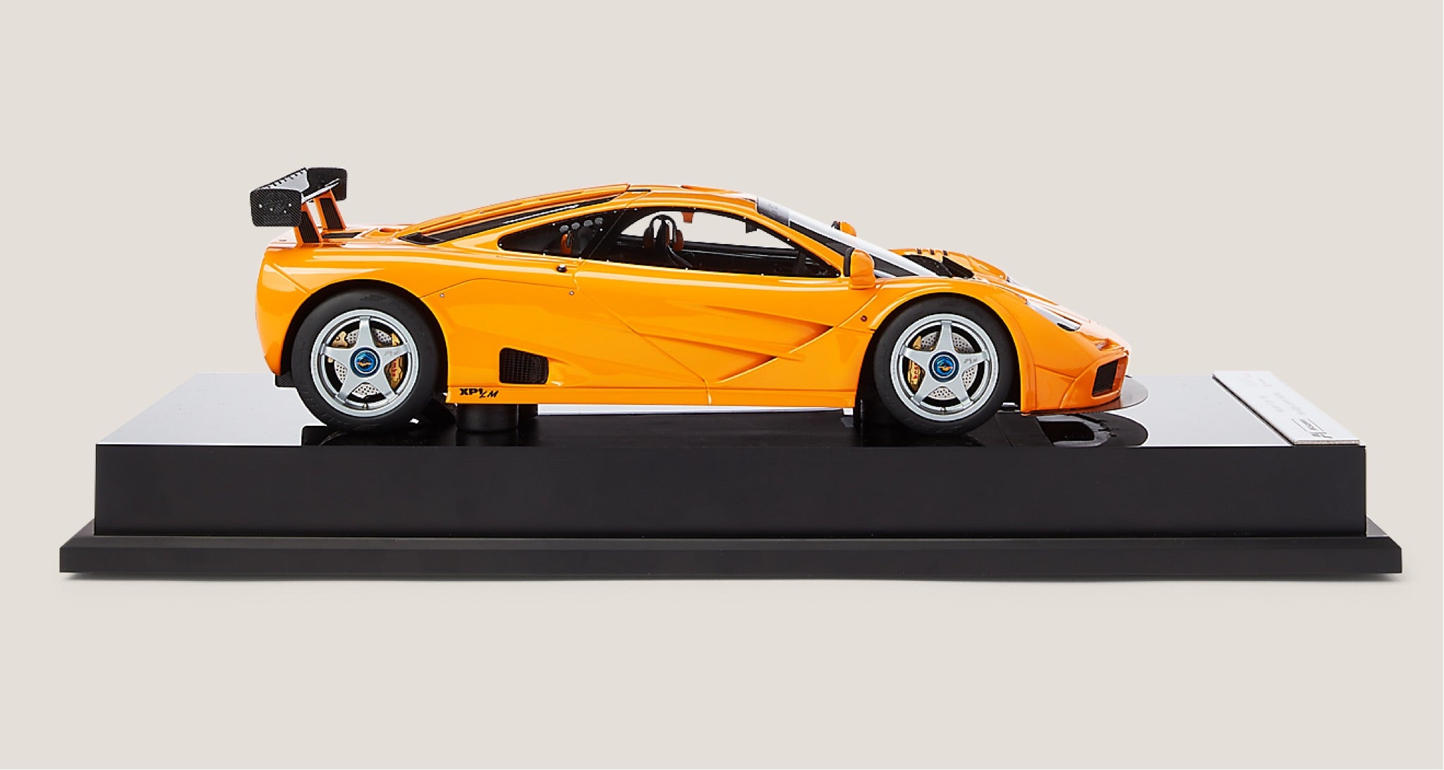 <span>Detaillierte Fotos halfen dem Amalgam-Team, die Farbe und den Glanz von Mr. Laurens 1996er McLaren F1 &bdquo;Supercar&ldquo; zu imitieren; dabei handelt es sich nicht nur um das schnellste Serienauto der Welt, sondern auch um das erste Auto, das vollst&auml;ndig aus Carbon hergestellt wurde </span><br/><a href="https://www.ralphlauren.com/home-decor-decorative-accessories/mclaren-f1-lm/588326.html?dwvar588326_colorname=Orange" target="_blank" class="rlc-linecta rlc-lineplay"><span>SHOP NOW</span></a>