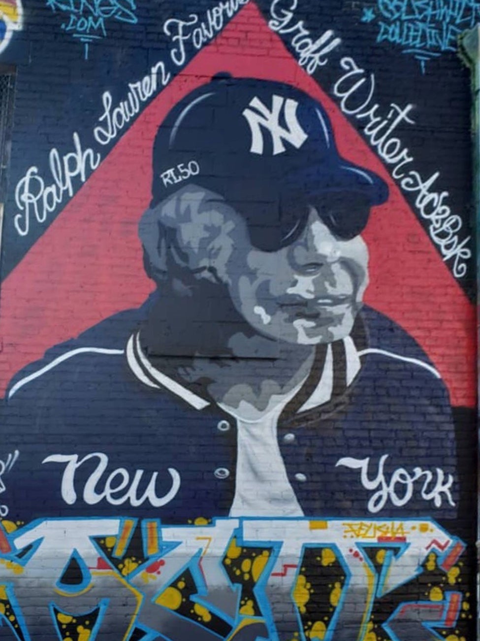 Das j&uuml;ngste Werk von AC2BSK: ein ca. 6 m hohes Bild von Ralph Lauren in Ralph-Lauren-Yankees&trade;-Kappe und -Jacke