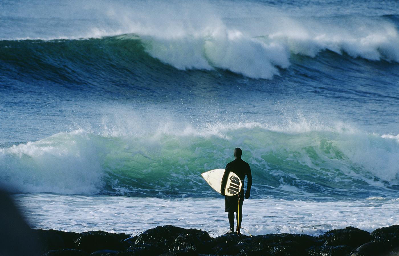                             Ein Surfer beobachtet in Unstad die Wellen. „Riesige Berge ragen direkt aus dem Ozean empor“, sagt ein anderer Surfer. „Du vergisst einfach, dass du surfen bist“