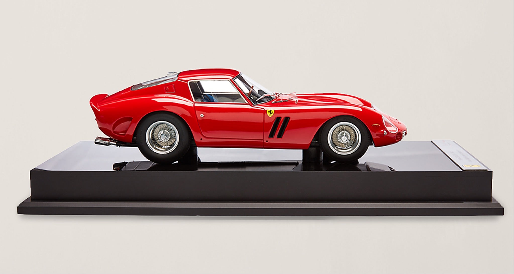<span>&bdquo;Schon nach der ersten Fahrt hatte ich mich in den Ferrari verliebt&ldquo;, erz&auml;hlte Mr. Lauren. Sein Ferrari 250 GTO von 1962 z&auml;hlt zu den ber&uuml;hmtesten Designs von Sergio Scaglietti </span><br/><a href="https://www.ralphlauren.com/home-decor-decorative-accessories/ferrari-250-gto/453618.html?dwvar453618_colorname=Red" target="_blank" class="rlc-linecta rlc-lineplay"><span>SHOP NOW</span></a>