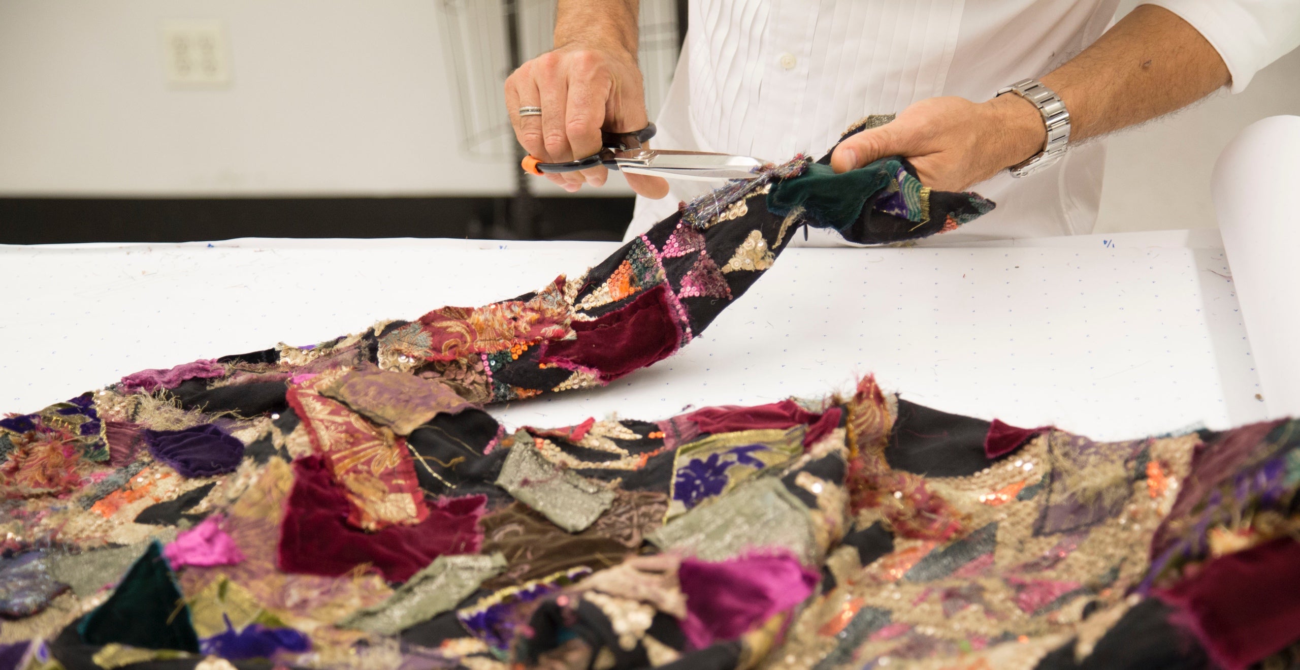 Anl&auml;sslich Ralph Laurens 50. Jubil&auml;um wurde das von kunstvollen &bdquo;Crazy Quilts&rdquo; inspirierte Abendkleid Hamlin aus ungleichen Flicken handgearbeitet