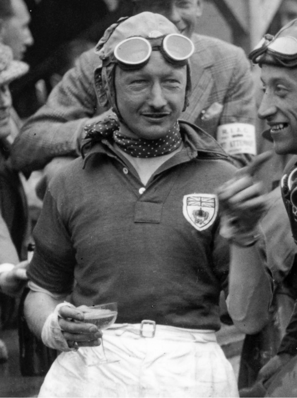 <strong>EIN MANN MIT EINEM PLAN</strong><br/><span>Sir Henry Birkin, der ehemalige Kampfpilot, der Bentley dazu brachte, den Blower unter enormen Kosten f&uuml;r den Automobilhersteller zu bauen, hebt ein Glas Champagner zum Sieg</span>