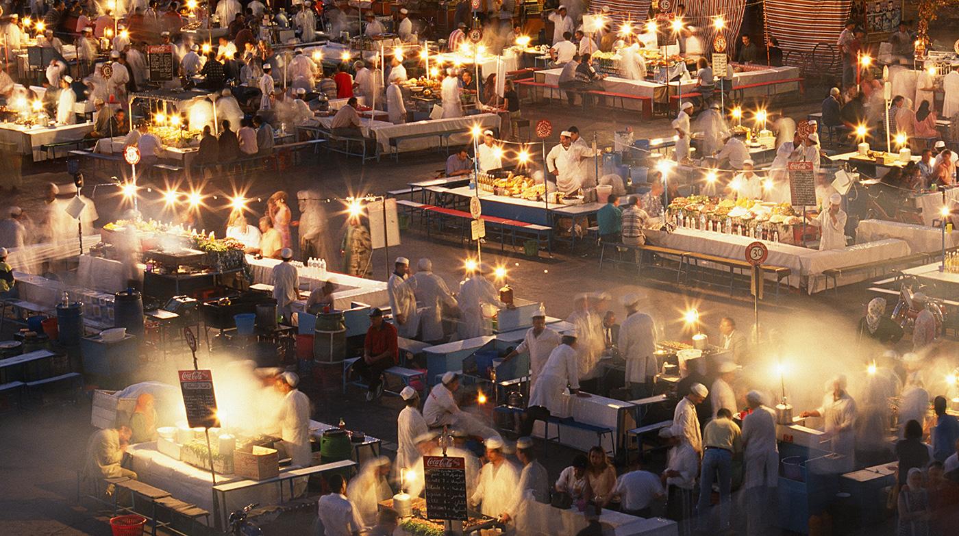  Auf dem Markt von Jemaa el-Fna mit seiner Vielzahl an Imbissständen geht man am besten immer der Nase nach