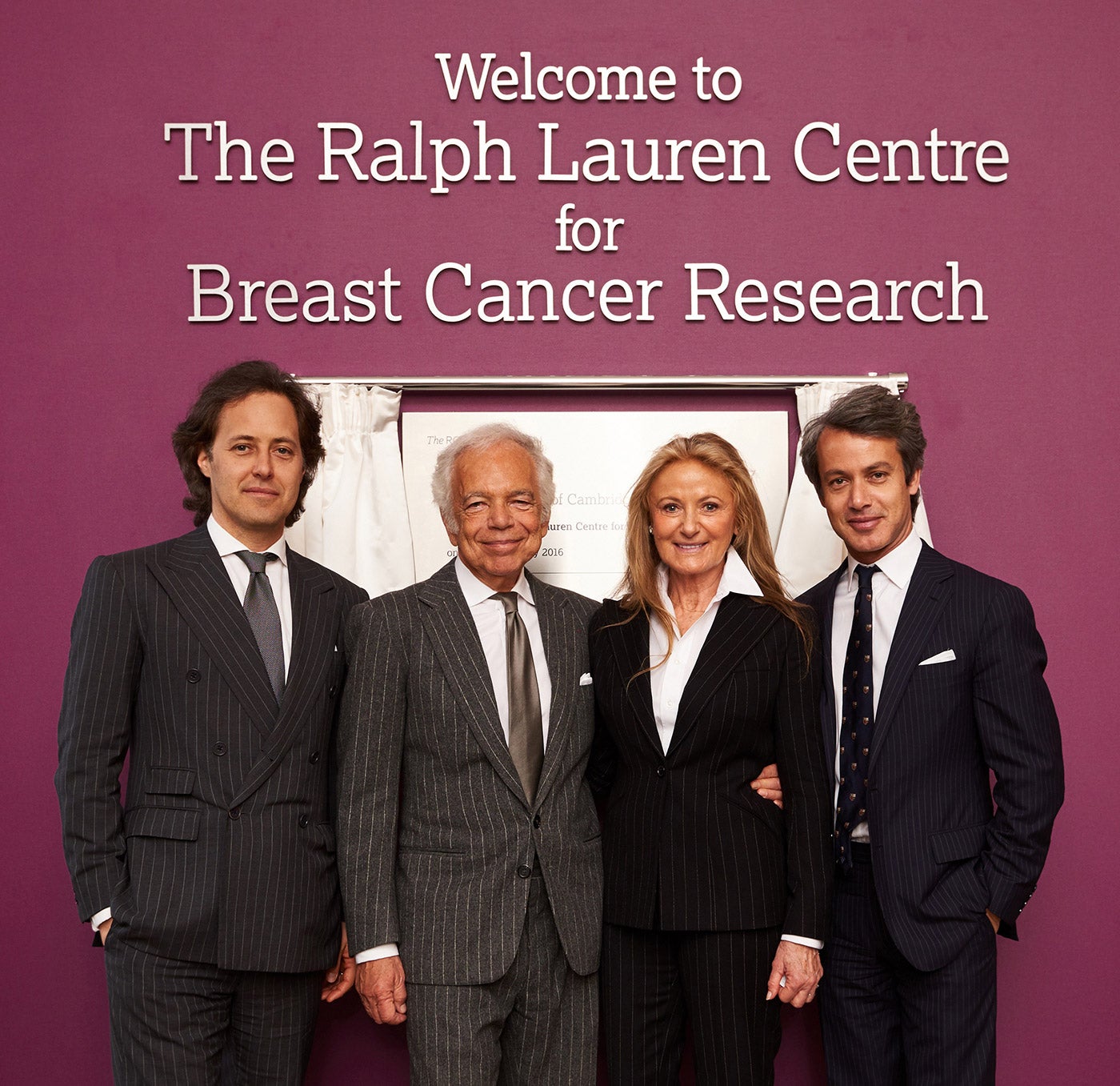                             (von links nach rechts) David, Ralph, Ricky und Andrew Lauren bei der Eröffnung des neuen Brustkrebsforschungszentrum im Royal-Marsden-Krankenhaus