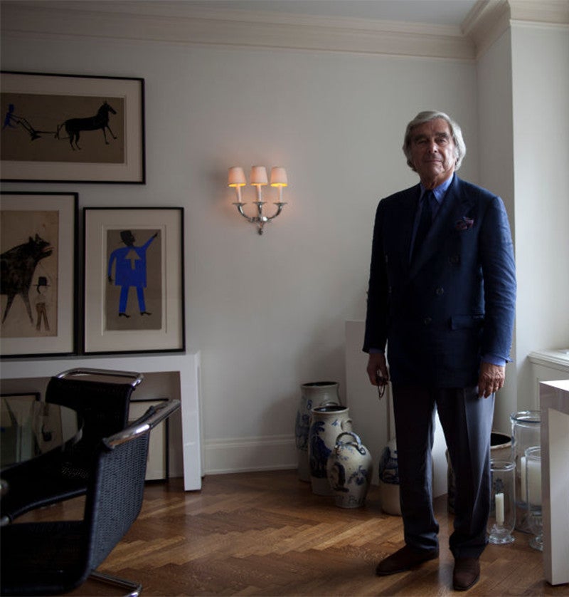 Jerry Lauren in seinem Apartment in Manhattan mit einer Auswahl von Traylors Werken an der Wand dahinter