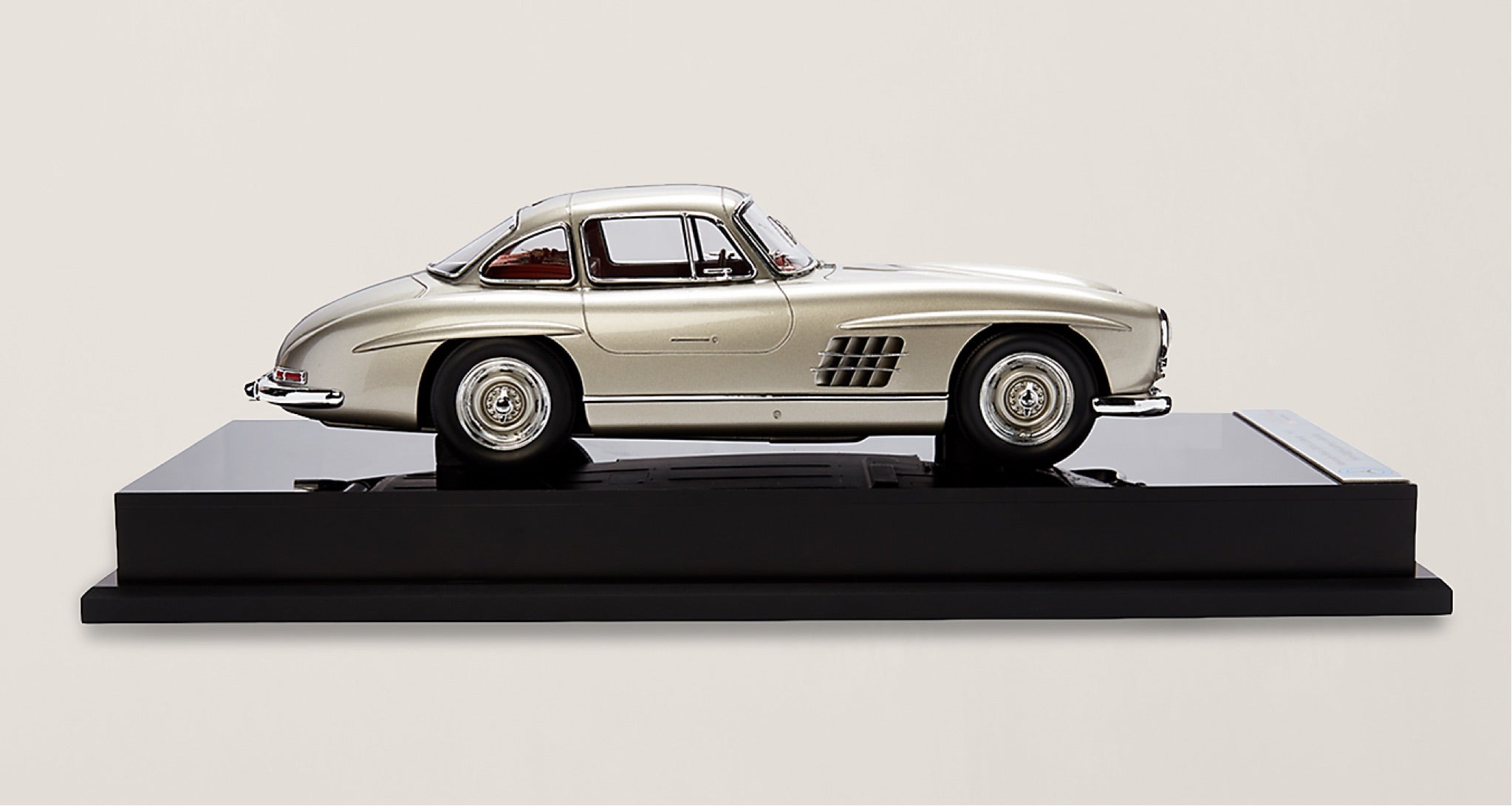 <span>Der Mercedes Benz 300 SL Coup&eacute; &bdquo;Gullwing&ldquo;, Bauj. 1955, war das schnellste Serienfahrzeug seiner Zeit, mit der ersten Kraftstoffeinspritzung direkt in die Zylinder f&uuml;r eine H&ouml;chstgeschwindigkeit von 260 Kilometern pro Stunde </span><br/><a href="https://www.ralphlauren.com/home-decor-decorative-accessories/mercedes-benz-gullwing-coupe/453620.html?dwvar453620_colorname=Silver" target="_blank" class="rlc-linecta rlc-lineplay"><span>SHOP NOW</span></a>