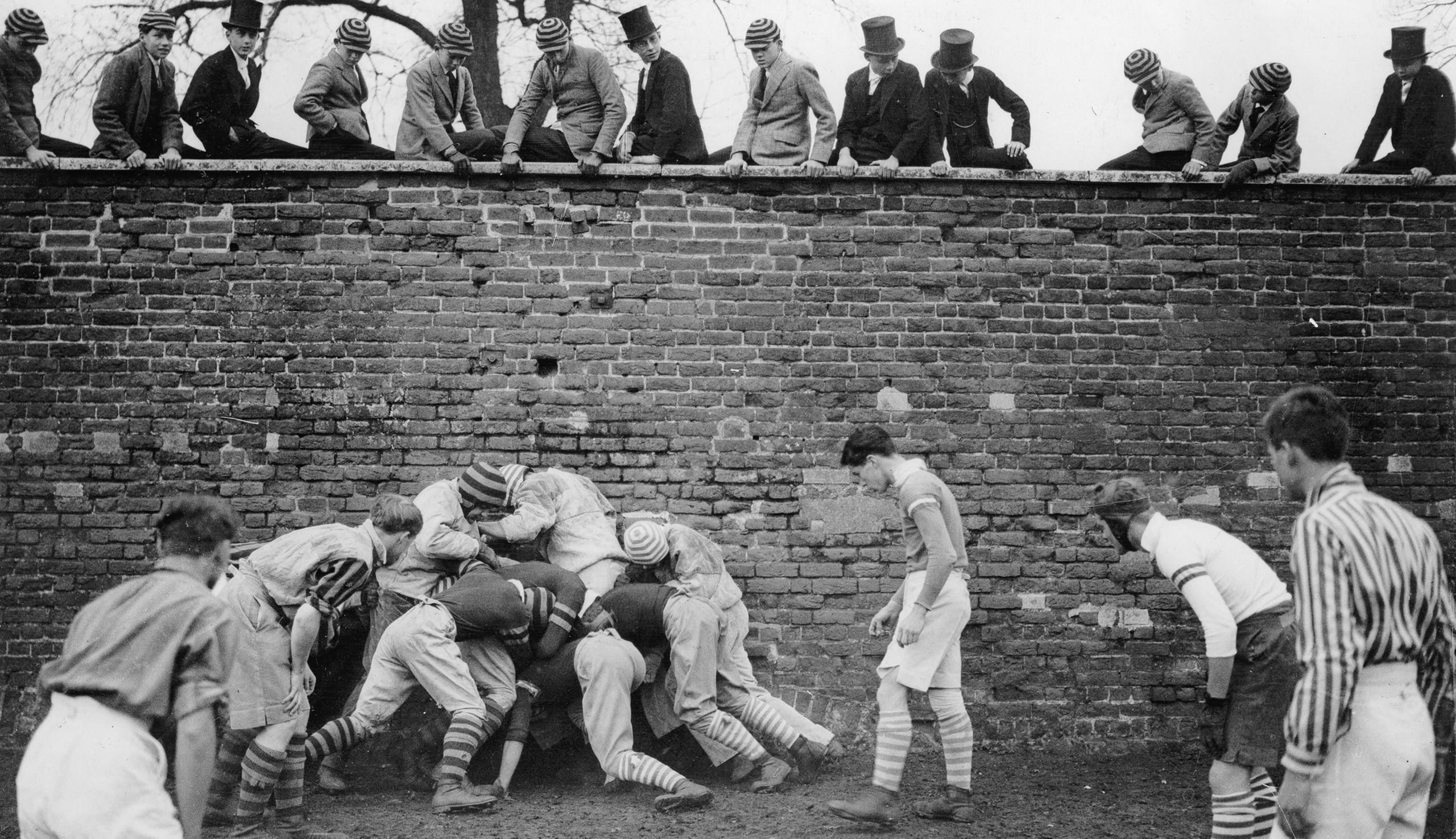 Schüler in Eton spielen 1933 das Wall Game