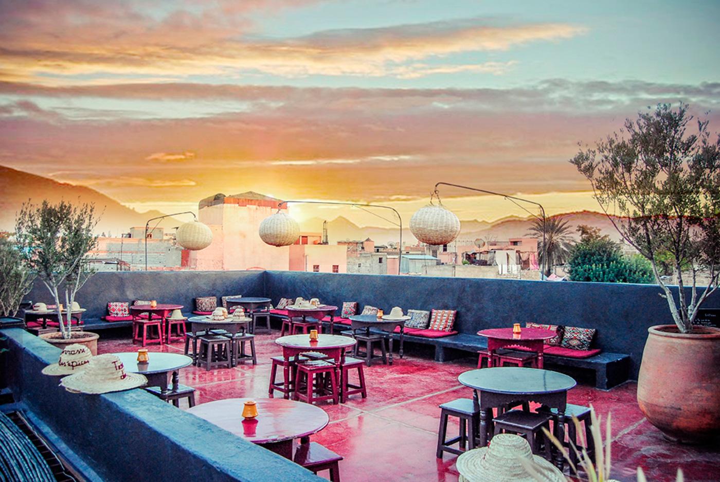  Das warme Ambiente von Kamal Laftimis Terrasse des épices bildet einen herrlichen Kontrast zum satten Grün seines Restaurants Le Jardin