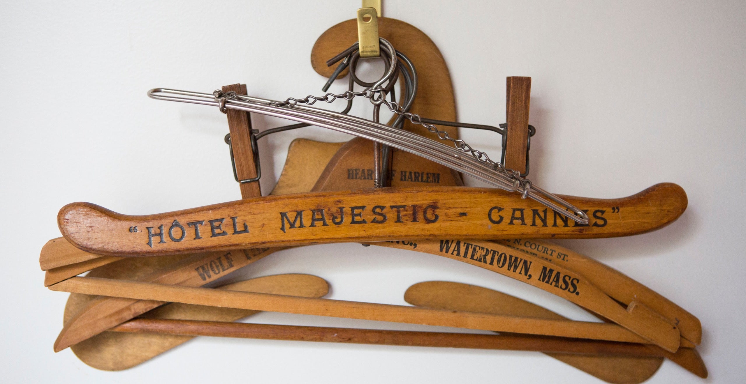 Ein Beleg von Corrine Warners Liebe f&uuml;r einfache Nutzgegenst&auml;nde ist ihre Sammlung alter Kleiderb&uuml;gel aus Holz, die an einem Haken in ihrem Schlafzimmer h&auml;ngen. Insbesondere haben es ihr kuriose Formen und Werbungen aus exotischen Orten von Cannes bis Harlem angetan
