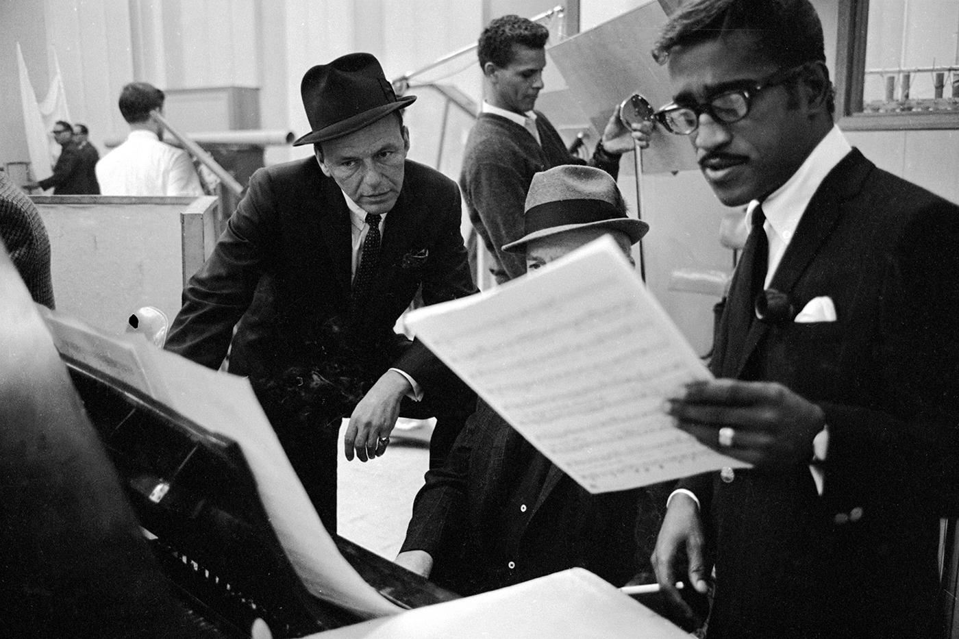                             Sinatra mit Sammy Davis Jr. bei einer Aufnahme 1963 für <em>Come Blow Your Horn</em>