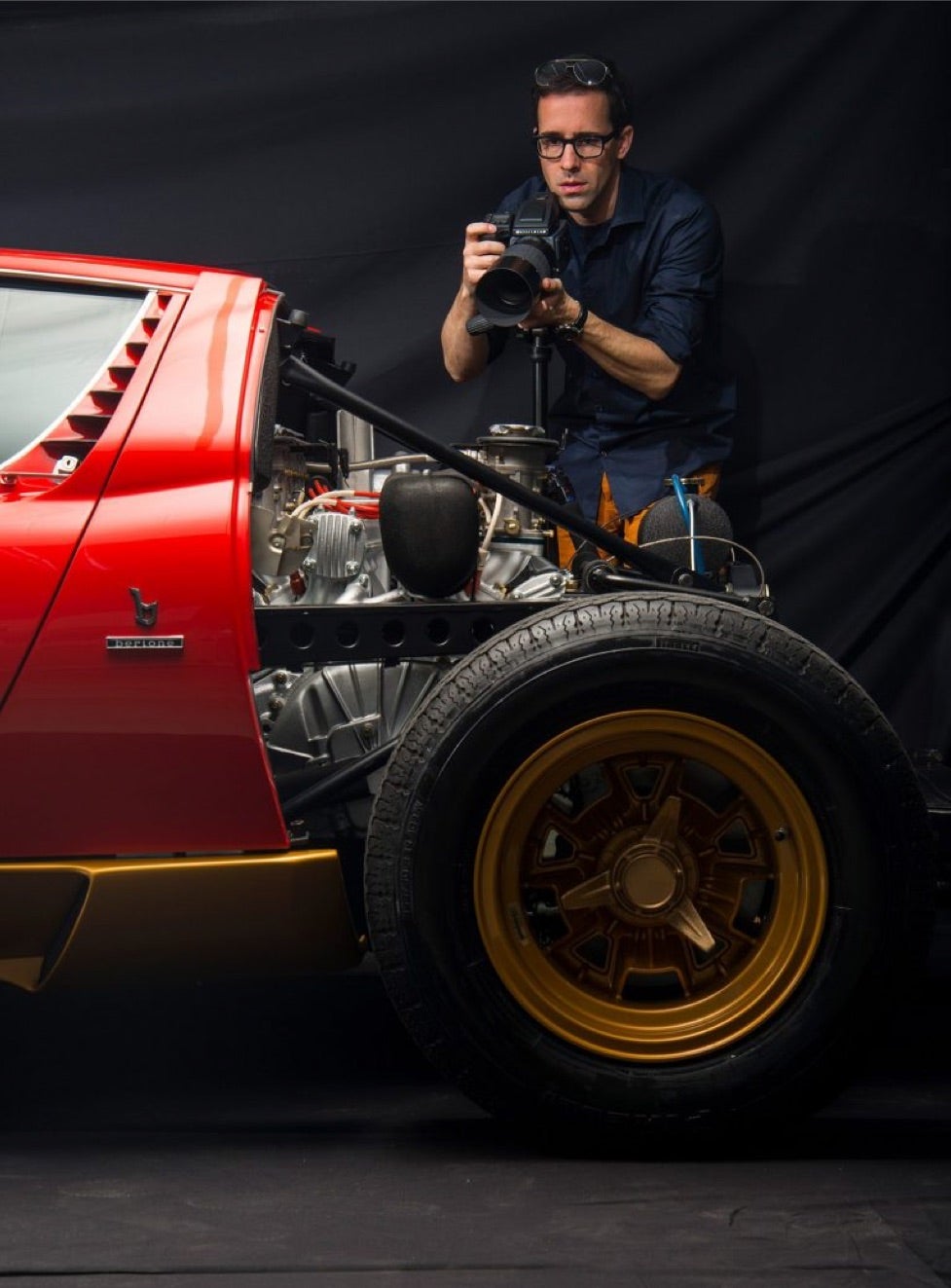 <strong>Eine Million kleiner St&uuml;cke</strong><br/><span>Oefner fotografierte die Komponenten von verschiedenen legend&auml;ren Autos &ndash; darunter ein 1938er Bugatti Atlantic (oben) &ndash; und kreierte Collagen, auf denen sie aussehen, als ob sie auseinanderbersten</span>