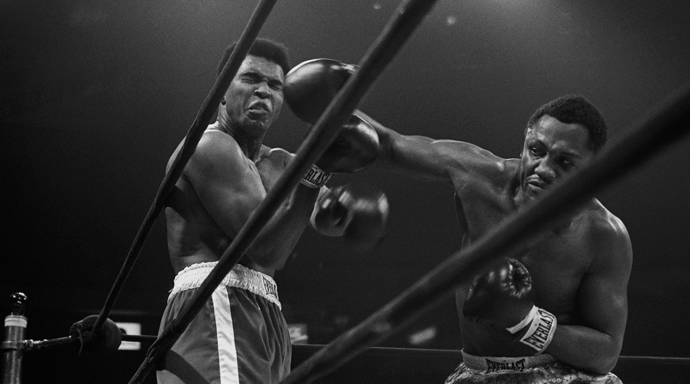                             Schwergewichtschampion Joe Frazier liefert einen Herkules-reifen Schlag gegen Muhammad Ali im Kampf des Jahrhunderts
