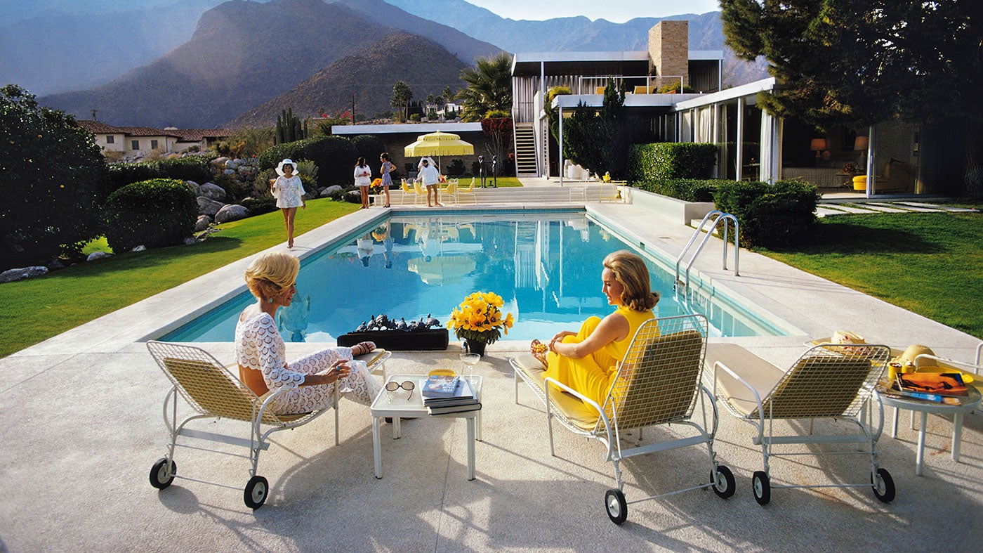  Ein lockeres Gespräch in exquisitem Ambiente, von Slim Aarons künstlerischem Auge elegant in Szene gesetzt