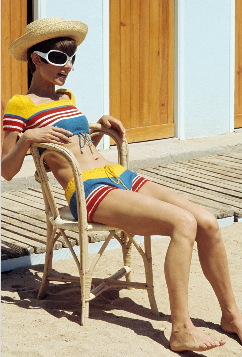  Audrey Hepburn am Originalschauplatz im S&uuml;den Frankreichs im Jahr 1967 im Film <em>Zwei auf gleichem Weg</em> 