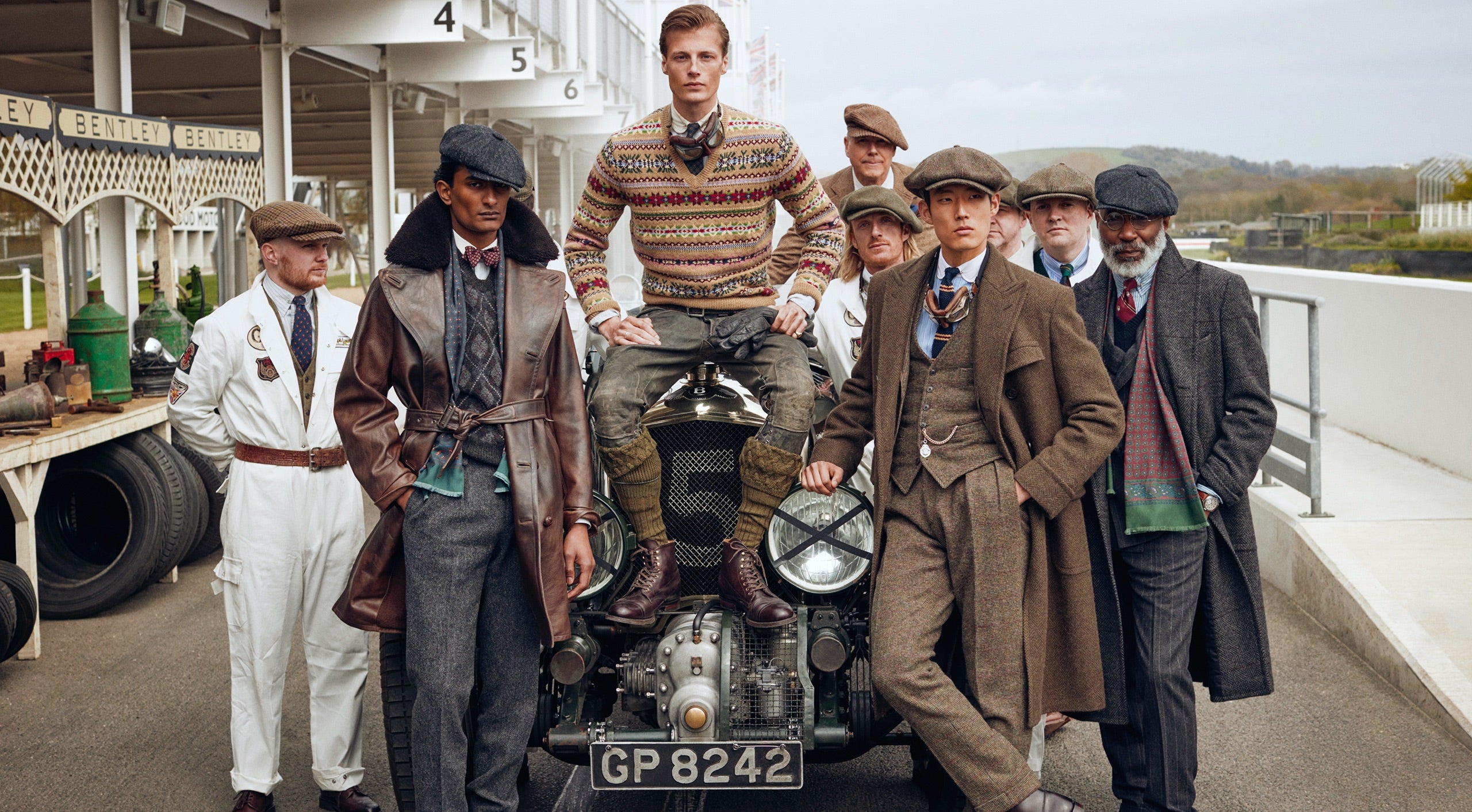 <strong>VOR ORT</strong><br/><span>Die von der goldenen &Auml;ra des Grand-Prix-Motorsports inspirierten Styles von Polo Originals f&uuml;r diese Saison wurden auf dem Goodwood Motor Circuit in West Sussex, der sich auf dem knapp 5,000 Hektar gro&szlig;en Goodwood-Anwesen befindet, fotografiert. Diese Rennstrecke ist f&uuml;r eine Reihe renommierter Motorsport-Events bekannt, wie das ber&uuml;hmte Festival of Speed and Revival</span> <br/><rlmag_link href="https://www.ralphlauren.de/de/search?cgid=brands-prl-tough-and-refined-cg"><button class="shop-collection">Shop the Story</button></rlmag_link>