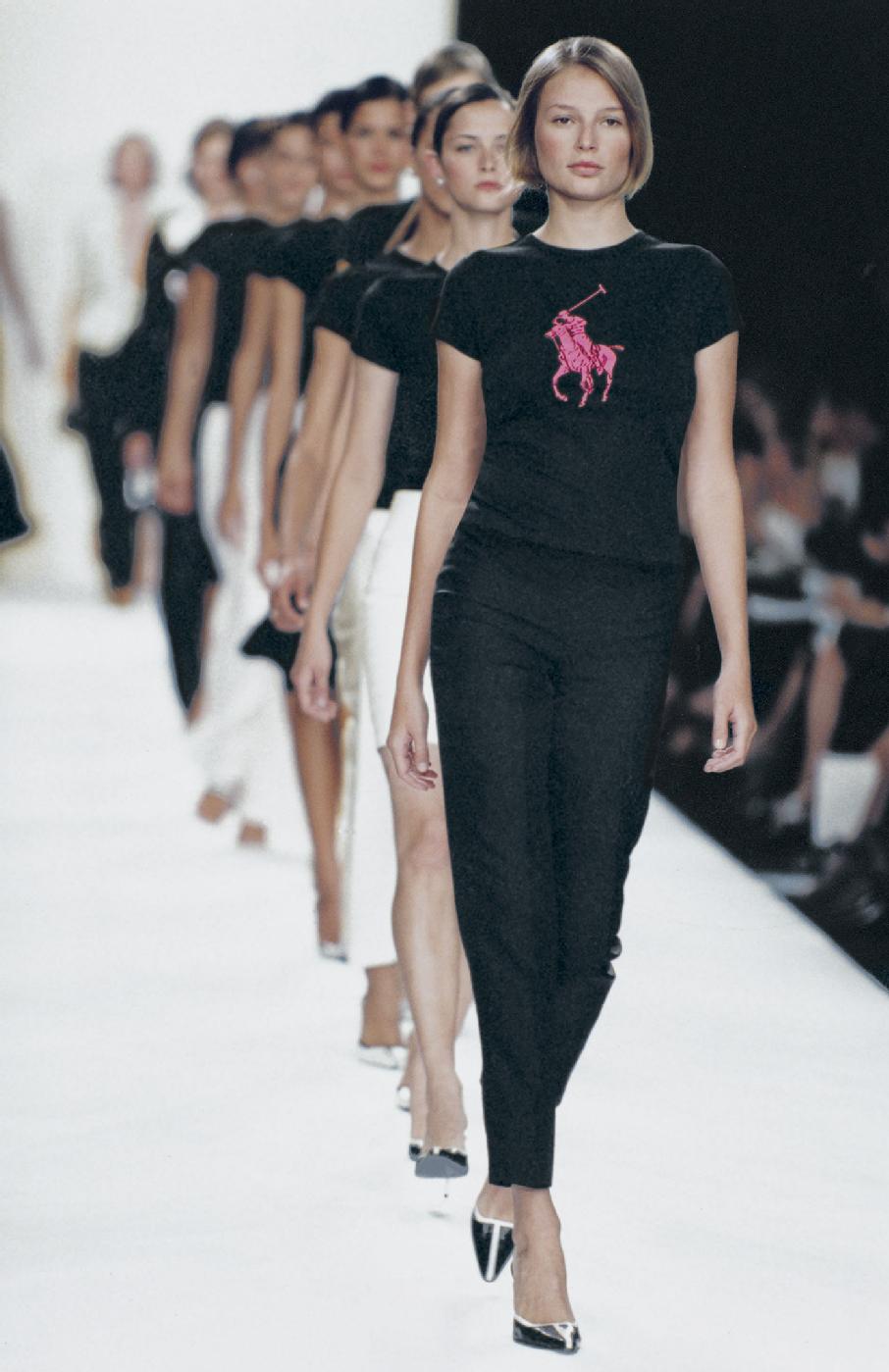  Eine Gruppe von Models, darunter auch Bridget Hall (vorne), präsentiert das erste Pink Pony T-Shirt anlässlich der Modenschau zur Frühjahr 2002 Kollektion von Ralph Lauren im September 2001