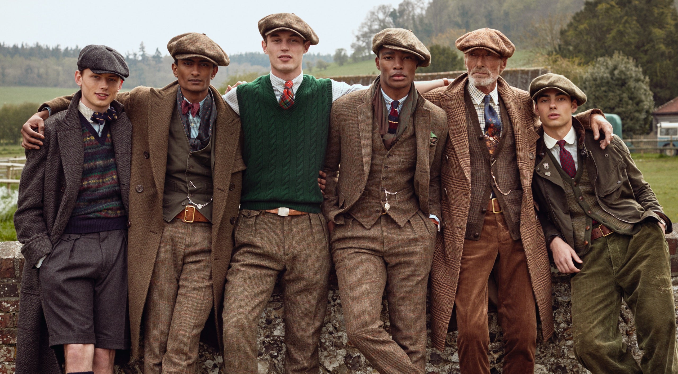 <strong>VOR ORT</strong><br/><span>Die von der goldenen &Auml;ra des Grand-Prix-Motorsports inspirierten Styles von Polo Originals f&uuml;r diese Saison wurden auf dem Goodwood Motor Circuit in West Sussex, der sich auf dem knapp 5,000 Hektar gro&szlig;en Goodwood-Anwesen befindet, fotografiert. Diese Rennstrecke ist f&uuml;r eine Reihe renommierter Motorsport-Events bekannt, wie das ber&uuml;hmte Festival of Speed and Revival. </span>  <br/><rlmag_link href="https://www.ralphlauren.de/de/search?cgid=brands-prl-tough-and-refined-cg"><button class="shop-collection">DIE KOLLEKTION ENTDECKEN</button></rlmag_link>