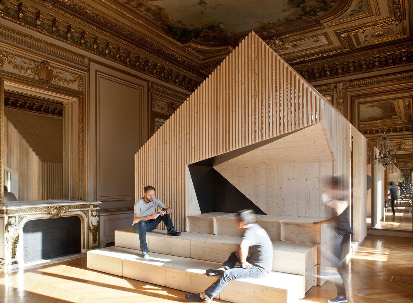 <strong>EKIMETRICS: PARIS | </strong><span lang="DE">Estelle Vincent Architecture errichtete frei stehende Holzgebilde als private Besprechungsbereiche in den vergoldeten Büroräumen der Consulting-Firma auf den Champs-Élysées</span>