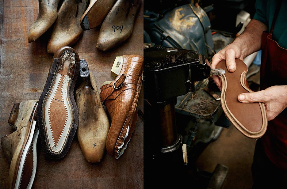 Geformte Schuhe. An den beiden Schuhen auf der linken Seite wurde der Rahmen angebracht; sie können nun an die Sohle angenäht werden.Die Goodyear-Machart in der Umsetzung. Während dieses Prozesses sorgt das Abziehen einer dünnen Schicht Sohle dafür, dass die Nähte elegant verdeckt und vor Abnutzung geschützt werden.