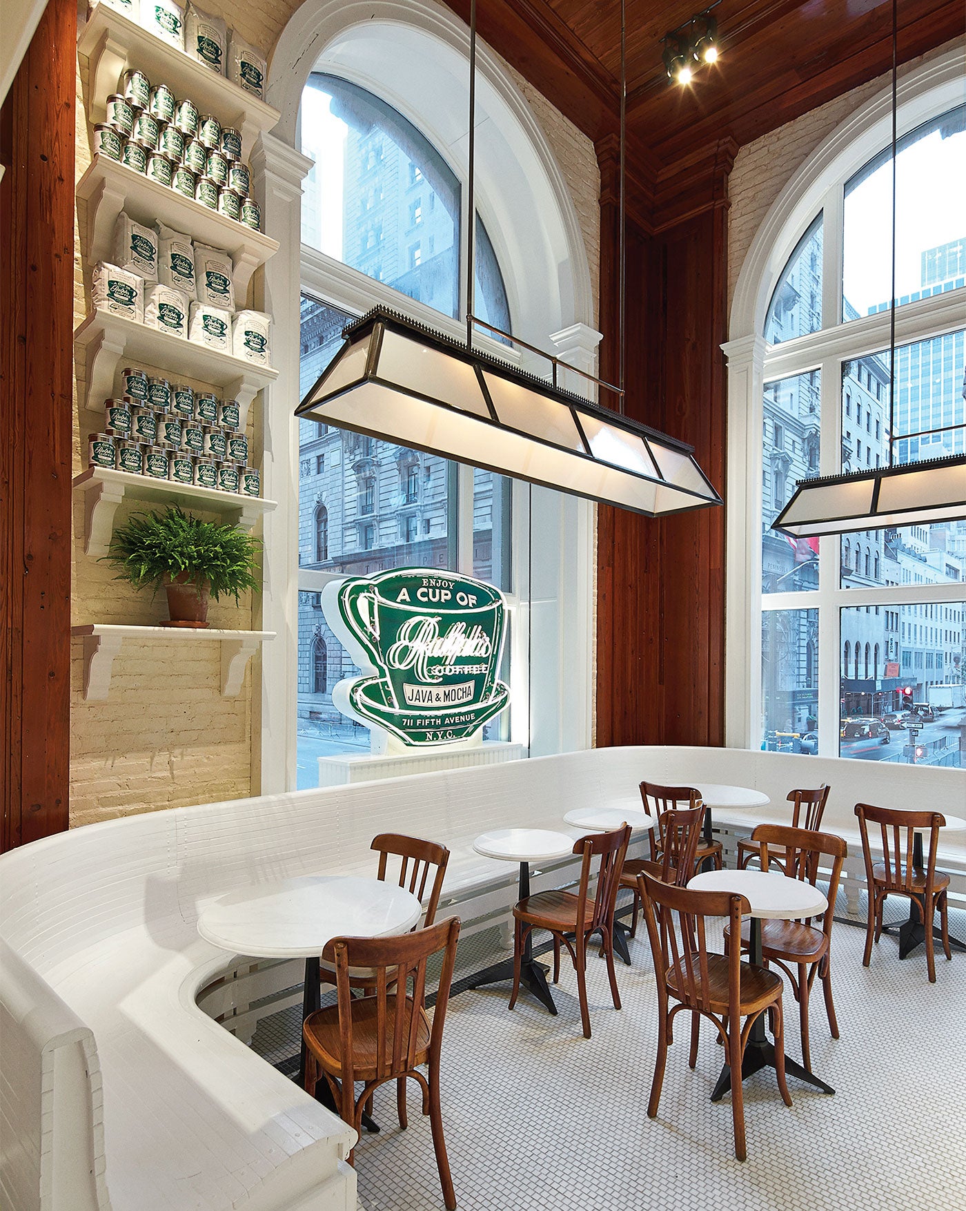                             Weißer Marmor, dunkle Eiche und gestrichene Backsteinwände verleihen dem informellen Café eine gewisse Erhabenheit – für das Dekor ließ sich Mr. Lauren von den New Yorker Coffee-Shops seiner Jugend inspirieren