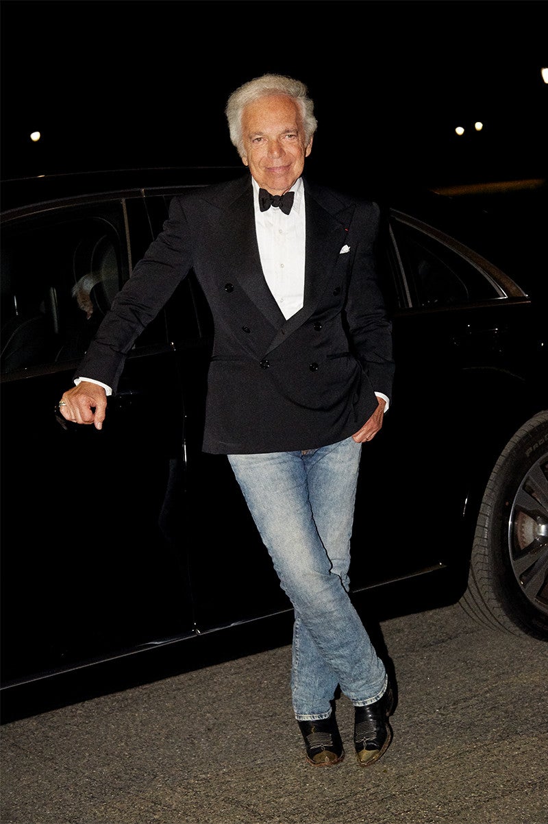 Ralph Lauren in seinem charakteristischen Jeans-und-Smokingjackett-Look bei der Modenschau zu seinem 50. Jubil&auml;um im Central Park