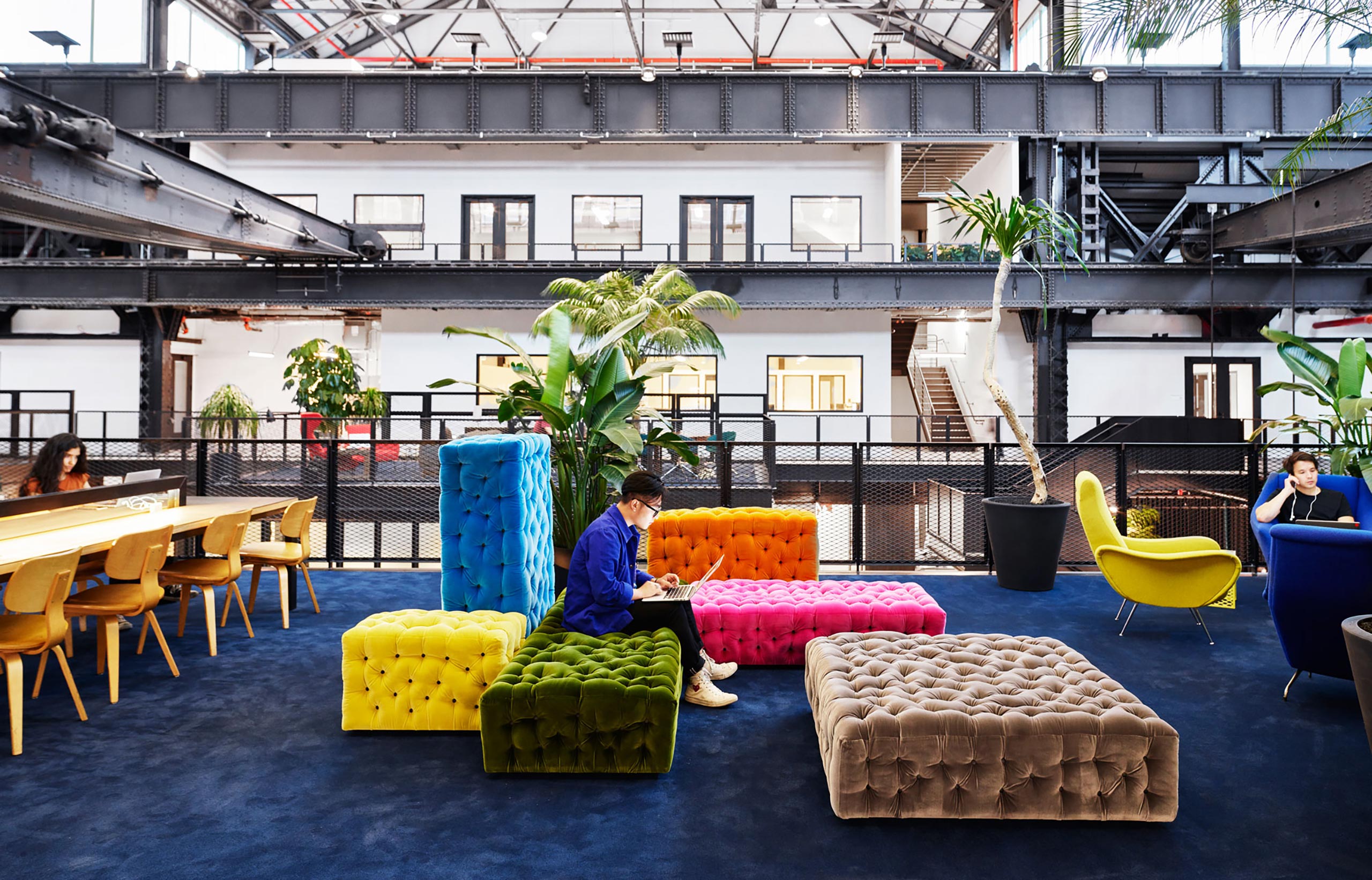 <strong>NEW LAB: BROOKLYN | </strong><span lang="DE">Dieser riesige, ehemalige Montage-Hangar im Brooklyn Navy Yard wurde 2016 zur Mehrmieternutzung neu eröffnet und bietet heute Platz für über 70 Firmen, darunter dem NASA-Vertragspartner Honeybee Robotics</span>