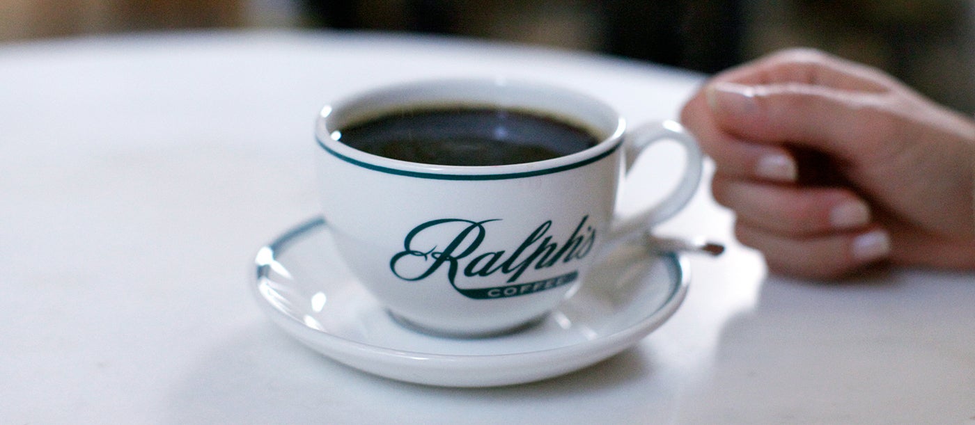                             Eine willkommene Ruhepause für Shopper: In dem schlicht gestalteten Café erscheint das hektische Treiben auf der Fifth Avenue, auf die man durch die Fenster herabblickt, weit entfernt