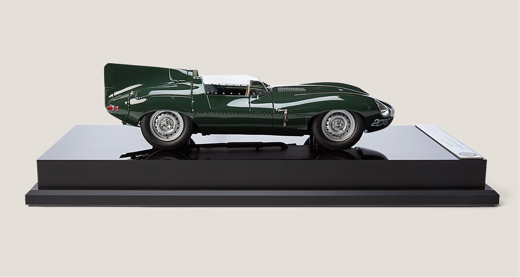 <span>Der Jaguar XKD mit seiner langen Motorhaube gewann im Jahr 1955 Le Mans, den ersten von drei Siegen in Folge beim ber&uuml;hmtesten und wichtigsten Rennen der Welt </span><br/><a href="https://www.ralphlauren.com/home-decor-decorative-accessories/1955-jaguar-xkd/453615.html?dwvar453615_colorname=Green" target="_blank" class="rlc-linecta rlc-lineplay"><span>SHOP NOW</span></a>